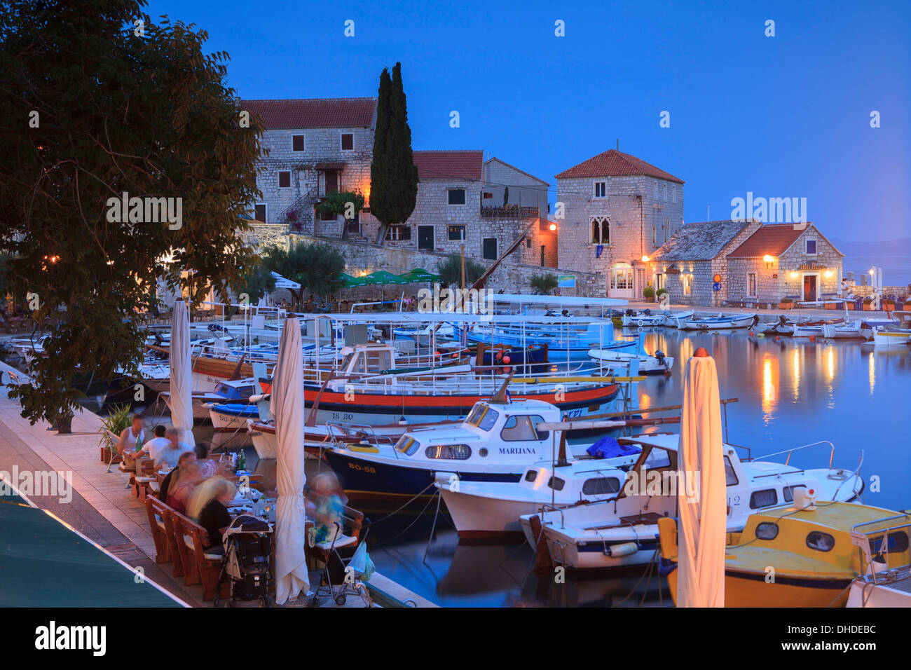 Hafen leuchtet in der Dämmerung, Bol, Insel Brac, Dalmatien, Kroatien, Europa Stockfoto