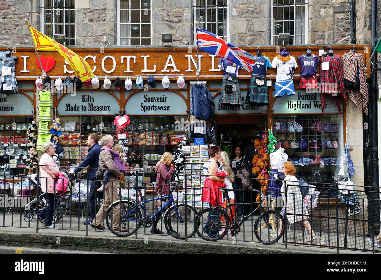 Edinburgh Souvenirladen an der Bank Street im Stadtzentrum, Schottland, Großbritannien Stockfoto