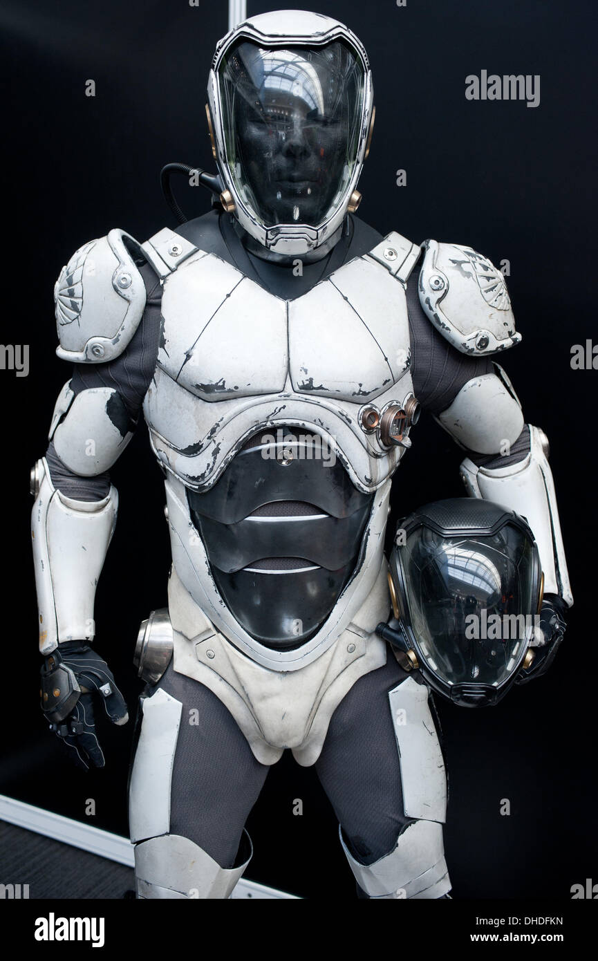 London, UK. 7. November 2013. Pacific Rim 3D gedruckte pilot Anzug von Legacy-Effekte auf die 3D Printshow im Business Design Centre in London. Die Schau versammelt die größten Namen in 3D-Drucktechnologie neben der kreativen, spannendsten und innovativsten Einzelpersonen mit Additiven Verfahren heute. Bildnachweis: Piero Cruciatti/Alamy Live-Nachrichten Stockfoto