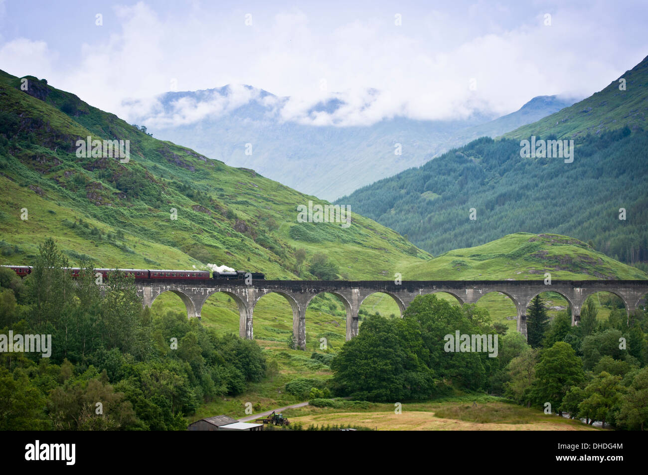 Schottland-Viadukt mit Dampfzug überqueren Stockfoto