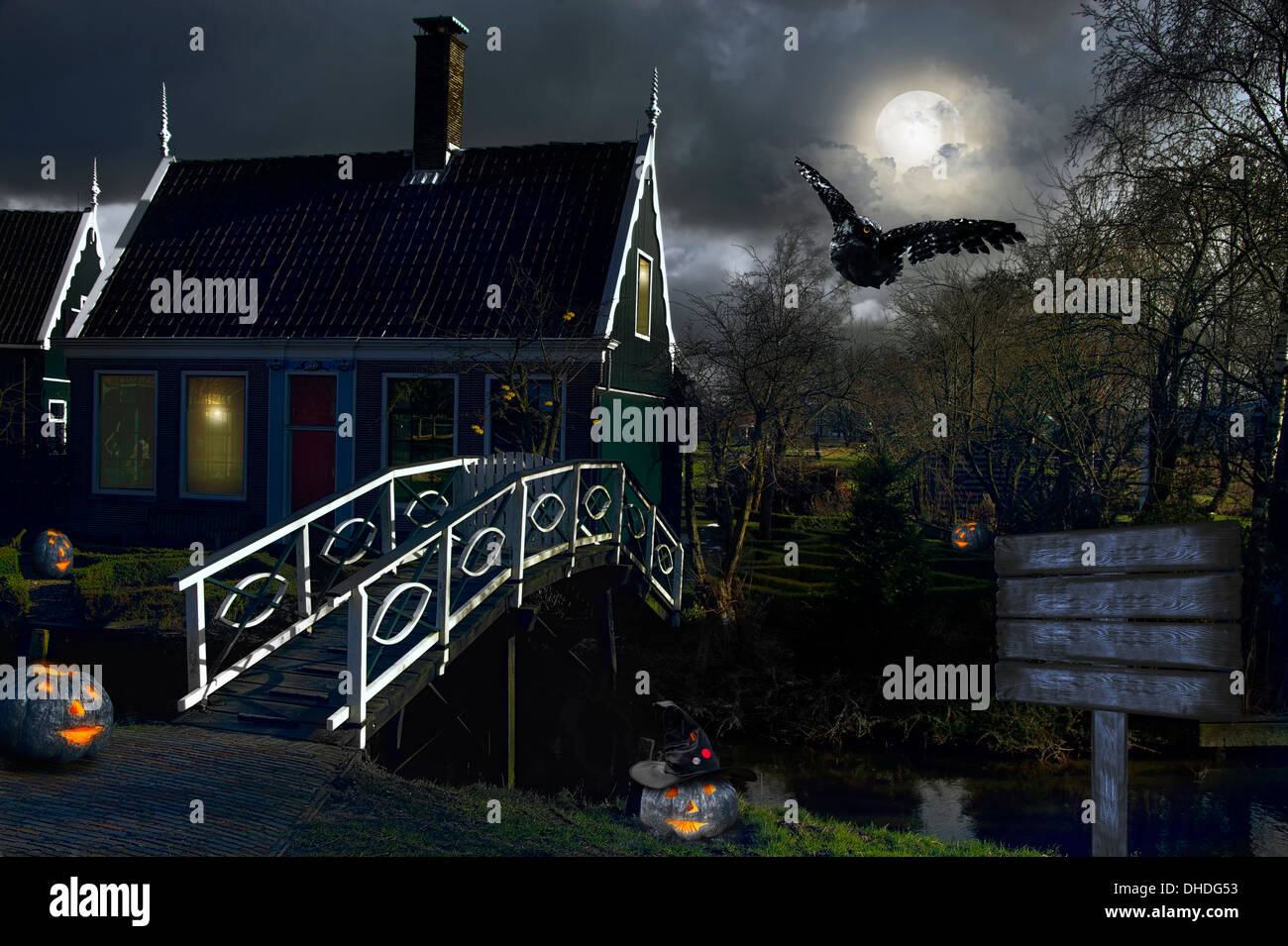 Nachtansicht des Dorfes in den Niederlanden Stockfoto