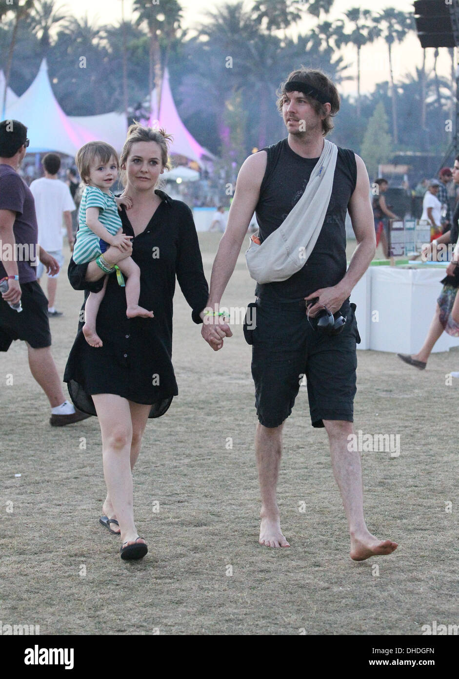 Alicia Silverstone Mann Christopher Jarecki und Sohn tragen Blu Jarecki Promis am 2012 Coachella Valley Music and Arts Stockfoto