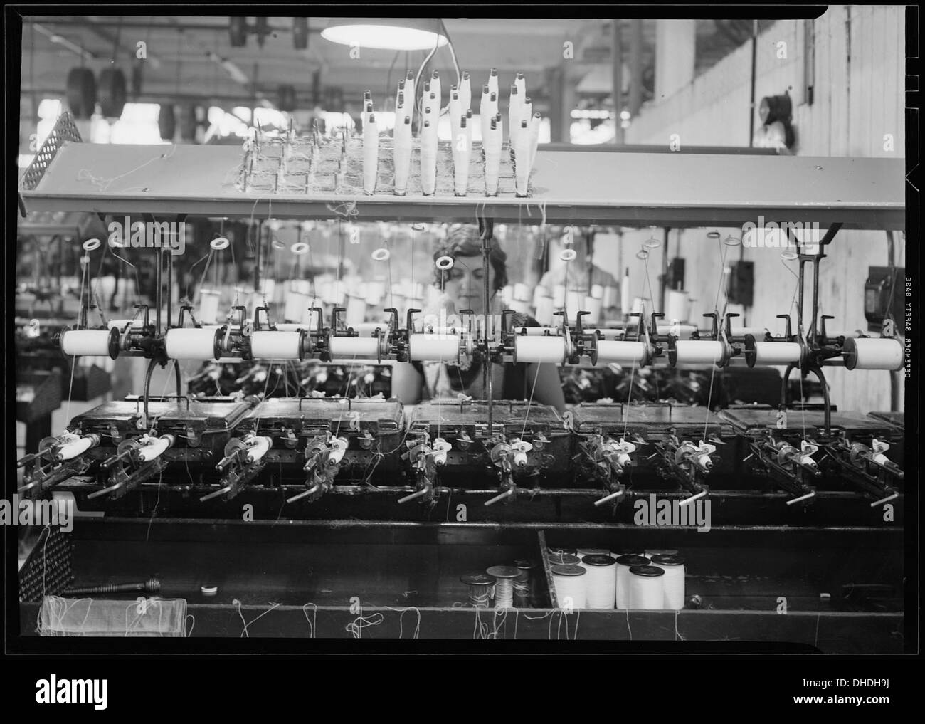 Dieses Foto zeigt die Textilindustrie in Paterson, New Jersey, und zeigt Webstühle, die in der Textilproduktion verwendet werden, einen wichtigen Teil der industriellen Geschichte der Stadt. Stockfoto