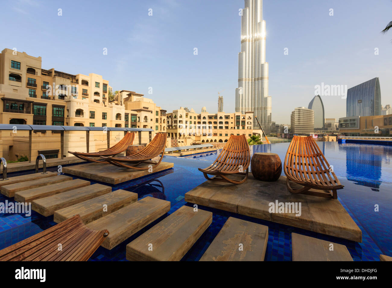 Burj Khalifa von Hotelschwimmbad, Dubai, Vereinigte Arabische Emirate, Naher Osten gesehen Stockfoto