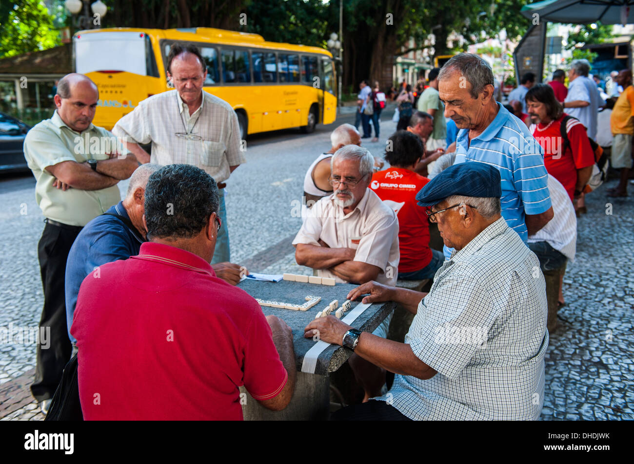 Männer spielen Domino im Zentrum von Florianopolis. Bundesstaat Santa Catarina, Brasilien Stockfoto