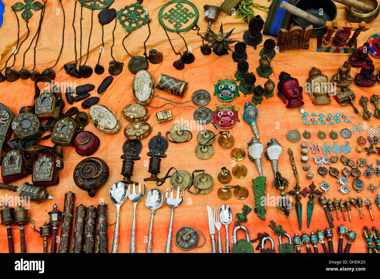 Nepalesische touristischen Ikonen, Schmuck, Schalen, implementiert ausserhalb Jampey Lhakhang Kloster, Chokor Tal Bumthang, Bhutan Stockfoto