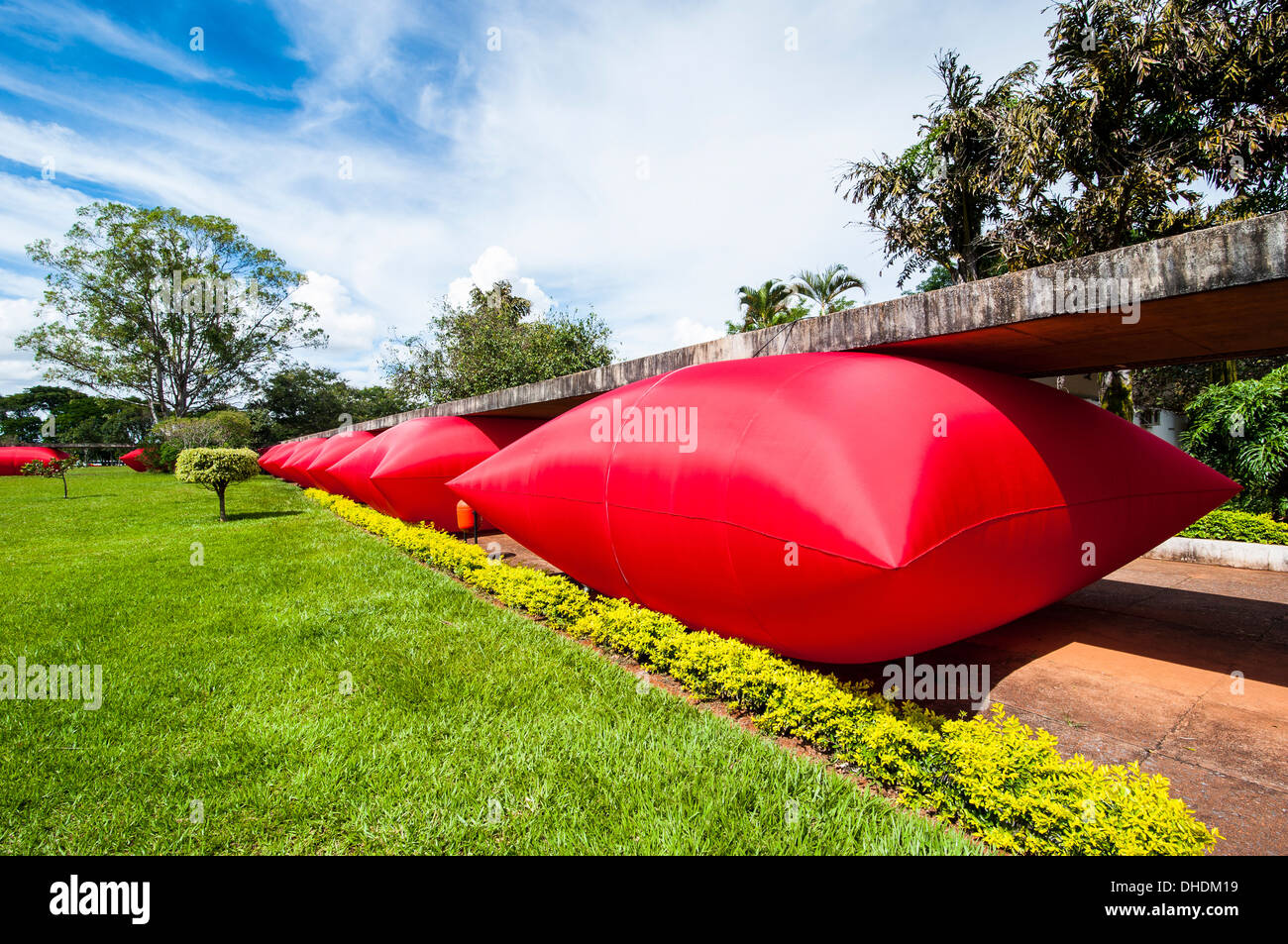 Überhöhten roten Kissen als moderne Kunst in Brasilia, Brasilien Stockfoto