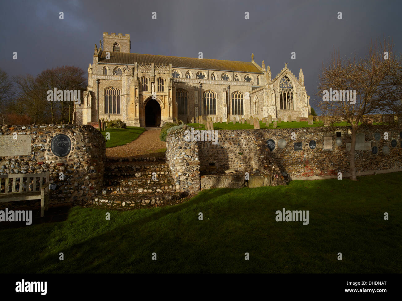 Sturm Wolken über St. Margarets Church bei Cley next Sea, Norfolk, England, Vereinigtes Königreich, Europa Stockfoto