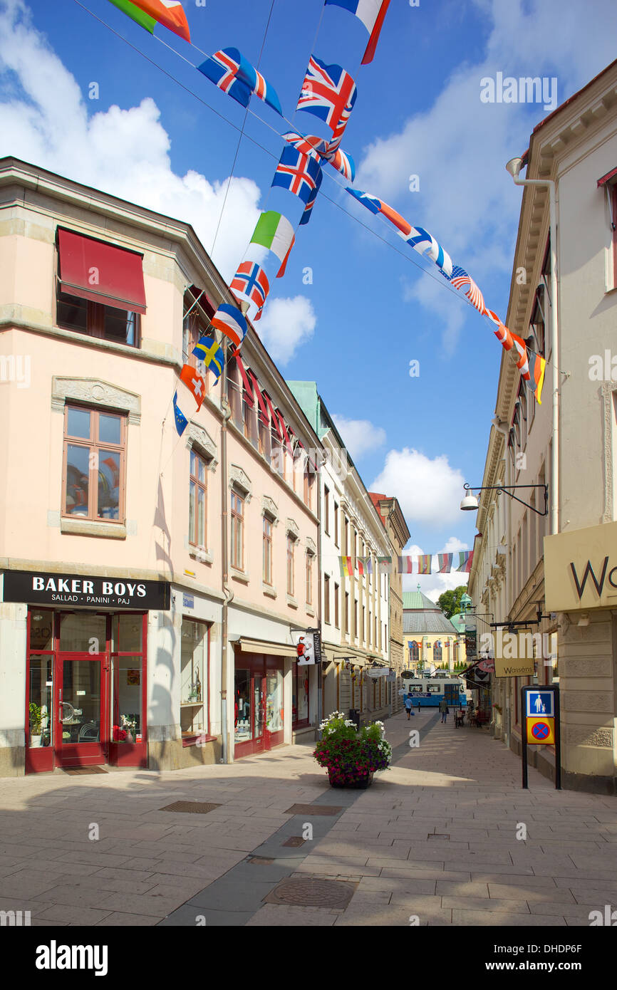 Nationalflaggen und Straßenszene, Göteborg, Schweden, Skandinavien, Europa Stockfoto