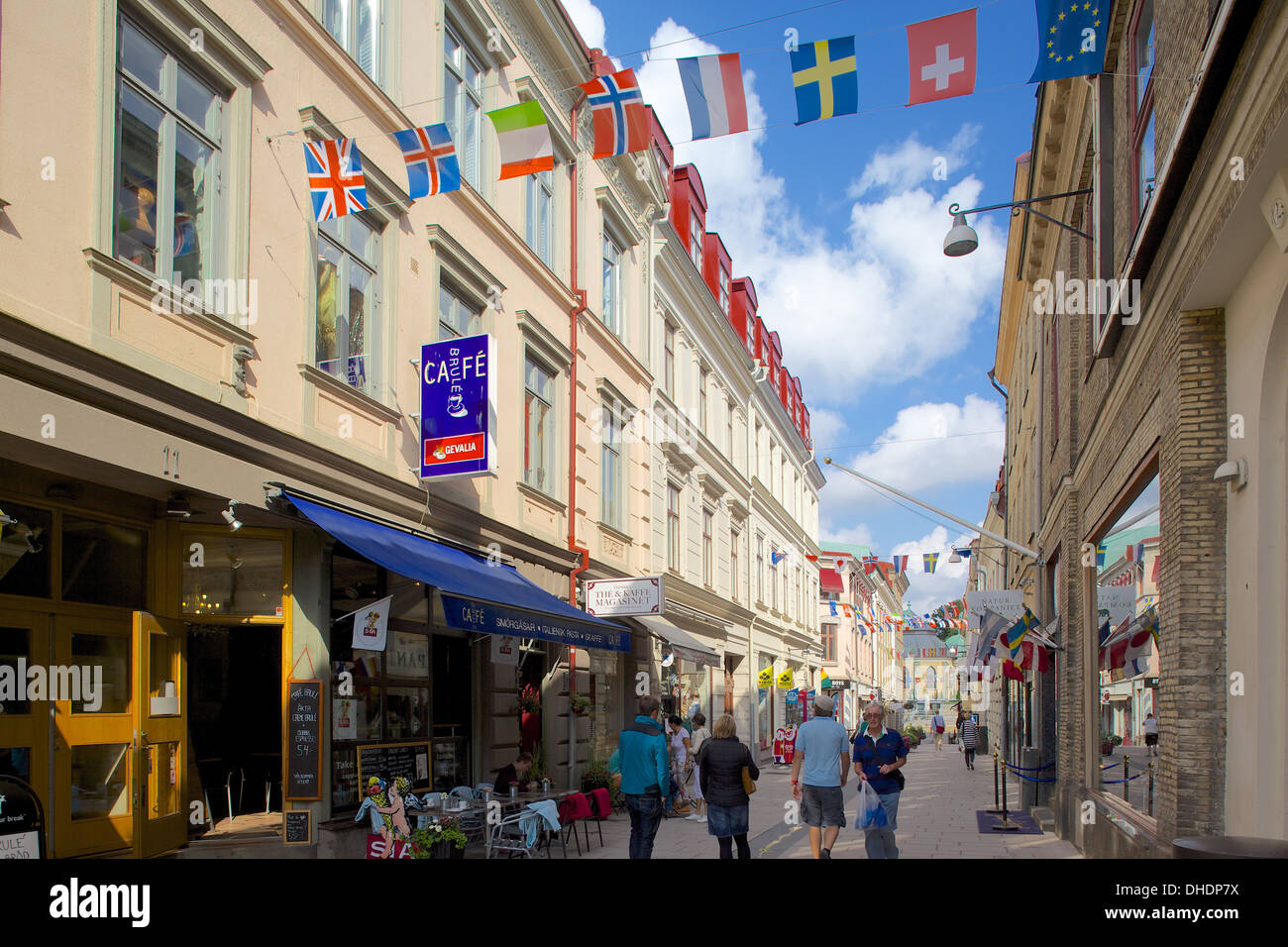 Nationalflaggen und Straßenszene, Göteborg, Schweden, Skandinavien, Europa Stockfoto