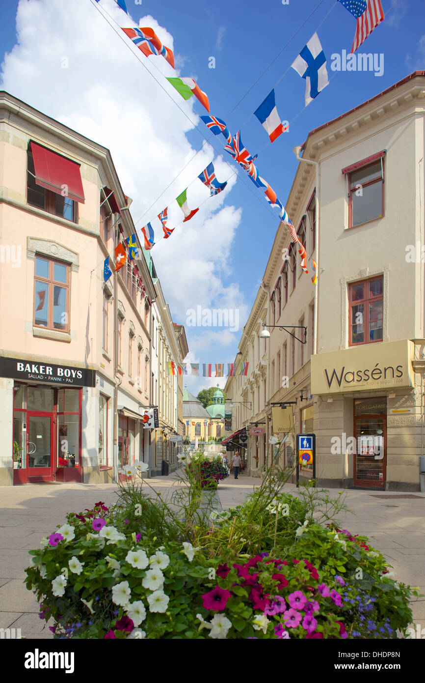 Nationalflaggen und Straßenszene, Göteborg, Schweden, Skandinavien, Europa Stockfoto
