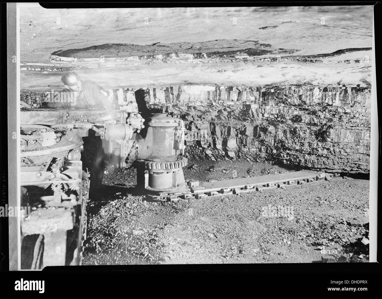 Dieses Bild zeigt Bergbauausrüstung, obwohl der Standort nicht angegeben ist. Die Ausrüstung repräsentiert den industriellen Charakter des Bergbaus Mitte des 20. Jahrhunderts. Stockfoto Dieses Bild zeigt Bergbauausrüstung, obwohl der Standort nicht angegeben ist. Die Ausrüstung repräsentiert den industriellen Charakter des Bergbaus Mitte des 20. Jahrhunderts. Stockfoto