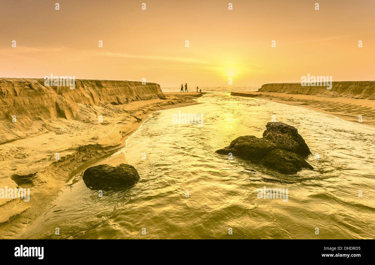 Sonnenuntergang über Thottada Fluss, wie es in das Arabische Meer in der Nähe von Thottada Dorf, 10 km südlich von Kannur im Norden Kerala, Indien fließt. Stockfoto