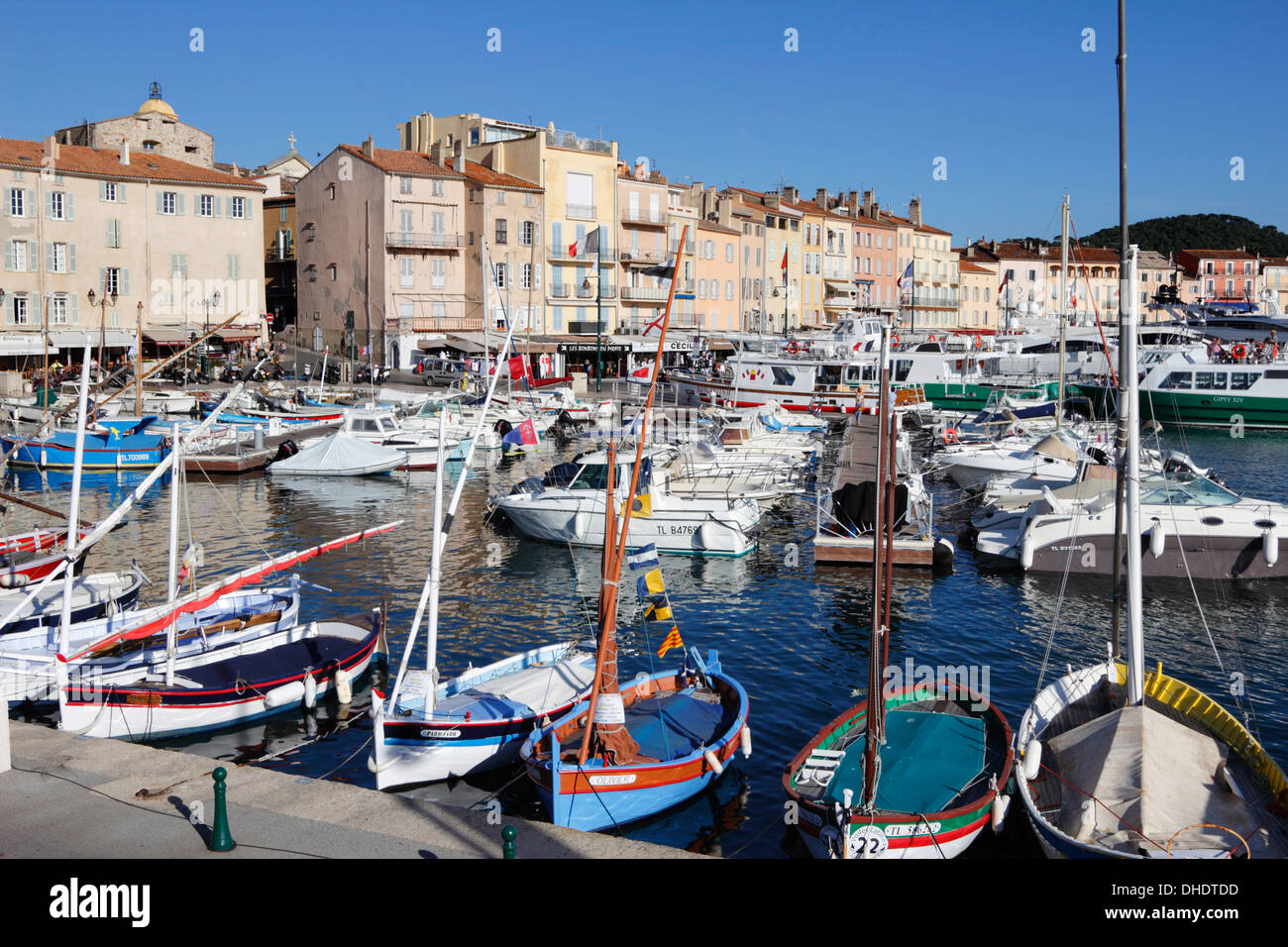 Blick auf den Hafen von Saint-Tropez, Var, Provence-Alpes-Côte d ' Azur, Provence, Frankreich, Mittelmeer, Europa Stockfoto