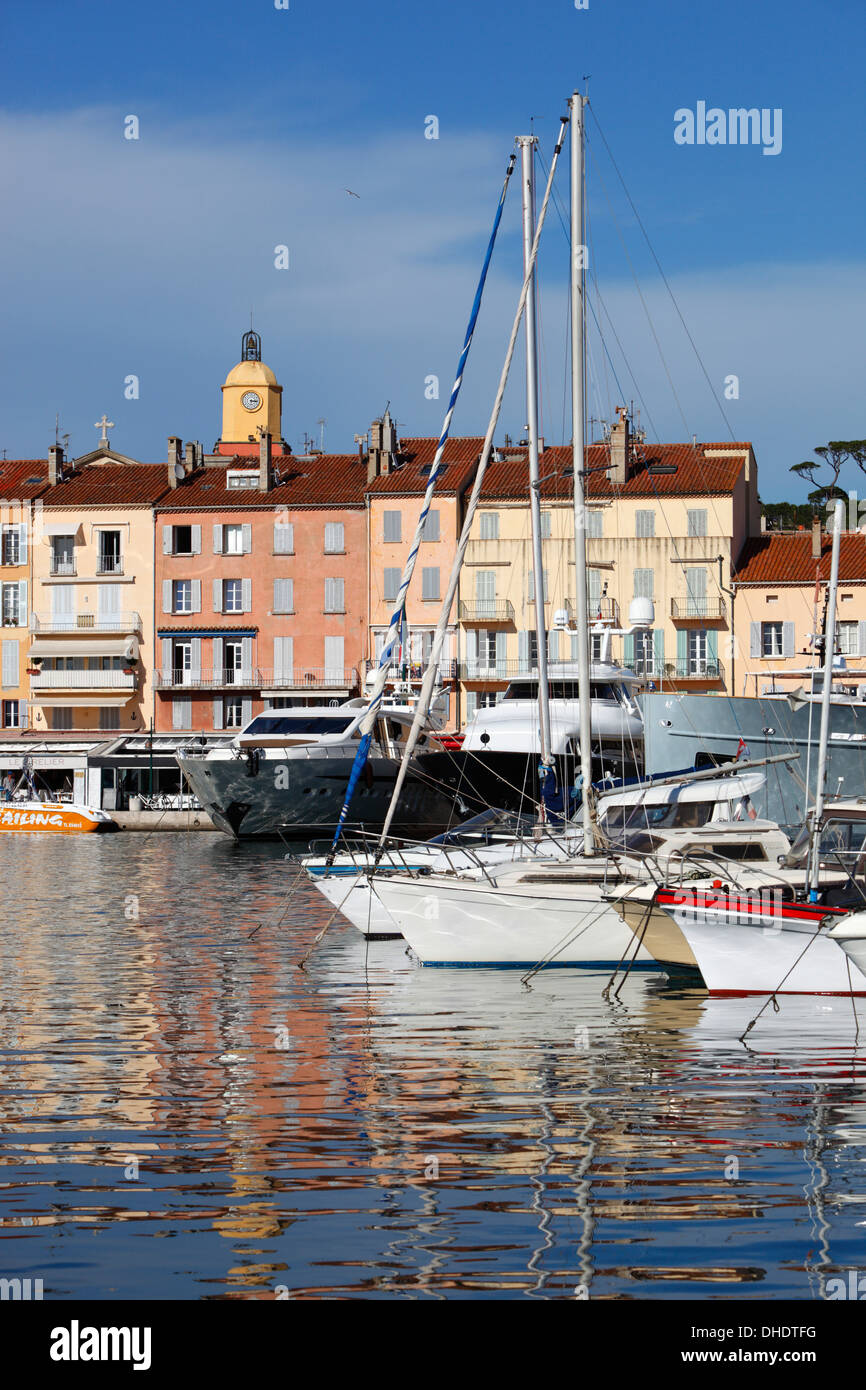 Yachten im Hafen der alten Stadt, Saint-Tropez, Var, Provence-Alpes-Côte d ' Azur, Provence, Frankreich, Mittelmeer, Europa Stockfoto