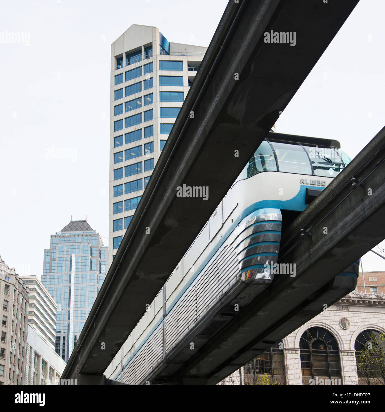 Seattle Center Monorail Strecke Overhead unterwegs; Seattle, Washington, Vereinigte Staaten von Amerika Stockfoto