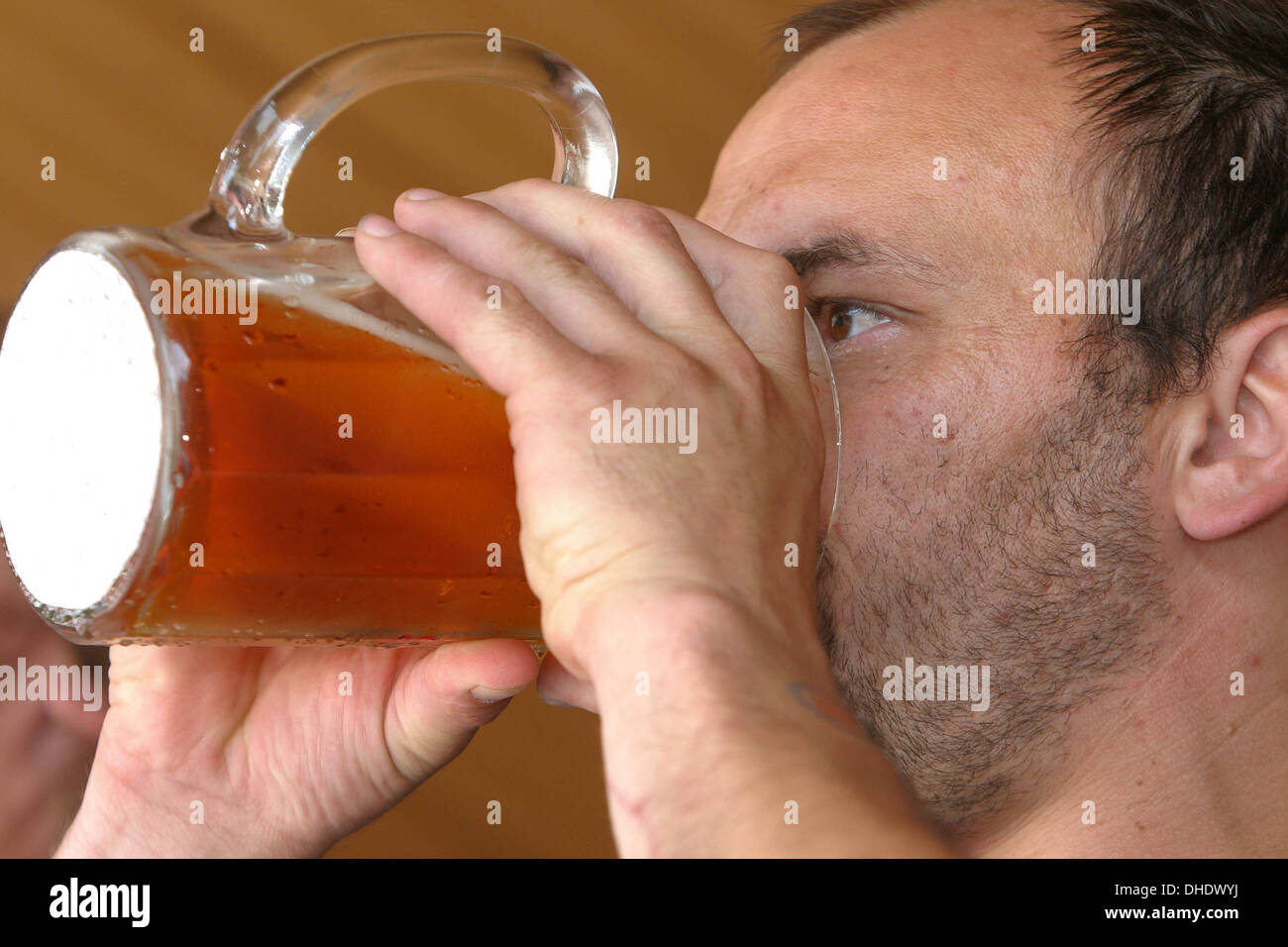 Mann trinkt Bier, Wettbewerb in der Geschwindigkeit trinken, Bier Festival der Tschechischen Republik Stockfoto