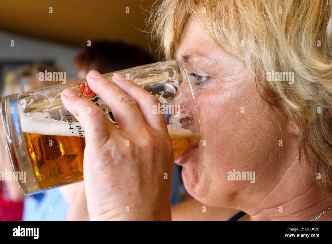 Frau trinkt Bier, tschechische Bier Festival der Tschechischen Republik Stockfoto
