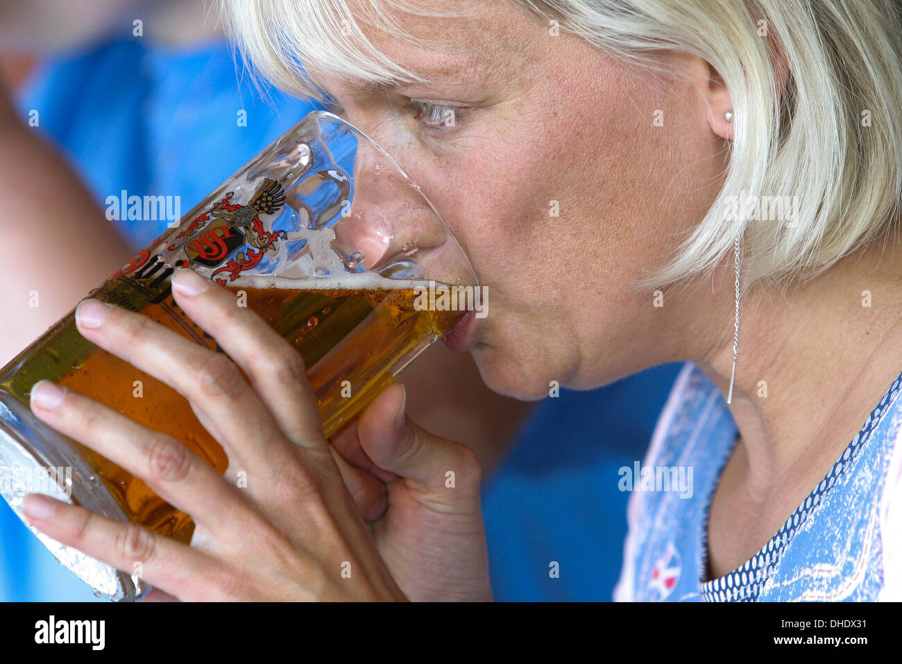 Frau trinkt Bier, Wettbewerb in der Geschwindigkeit trinken, Bier Festival der Tschechischen Republik Stockfoto