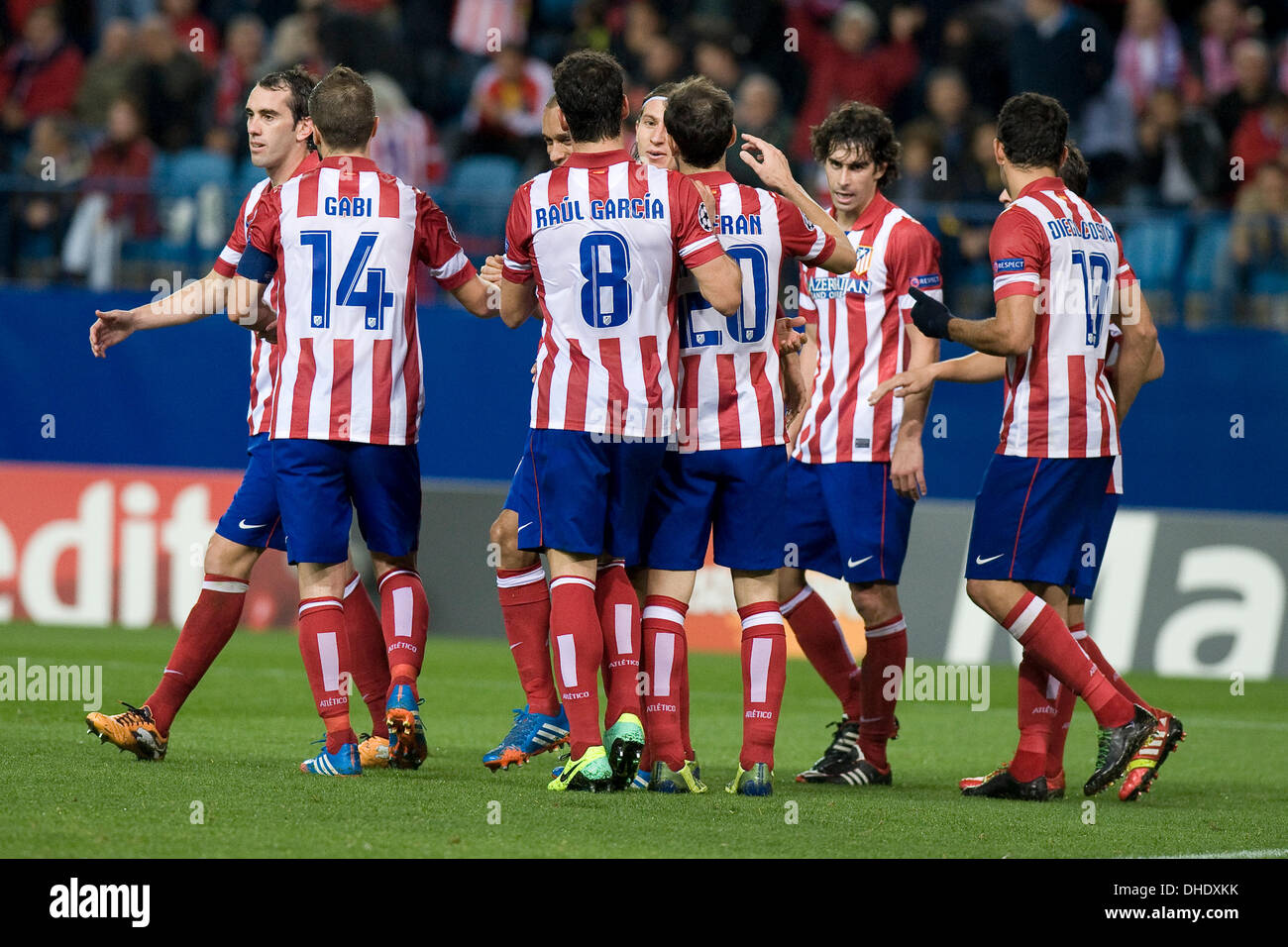 Madrid, Oscar Gonzalez. 7. November 2013. Atletico Madrid Spieler feiern nach dem Tor ihren vierten während des Fußballspiels UEFA Champions League Club Atletico de Madrid gegen Austria Wien am 6. November 2013 im Vicente Calderon Stadion in Madrid: Oscar Gonzalez/NurPhoto Credit: Oscar Gonzalez/NurPhoto/ZUMAPRESS.com/Alamy Live News Stockfoto