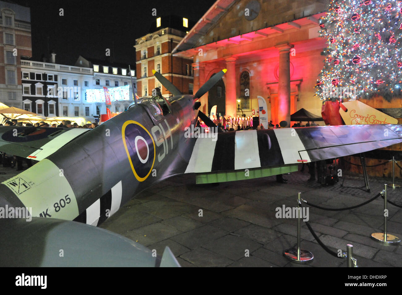 Covent Garden, London, UK. 7. November 2013. Eine Spitfire steht in Covent Garden für Mohn Appell zugunsten der British Legion auf London Poppy Day. Bildnachweis: Matthew Chattle/Alamy Live-Nachrichten Stockfoto