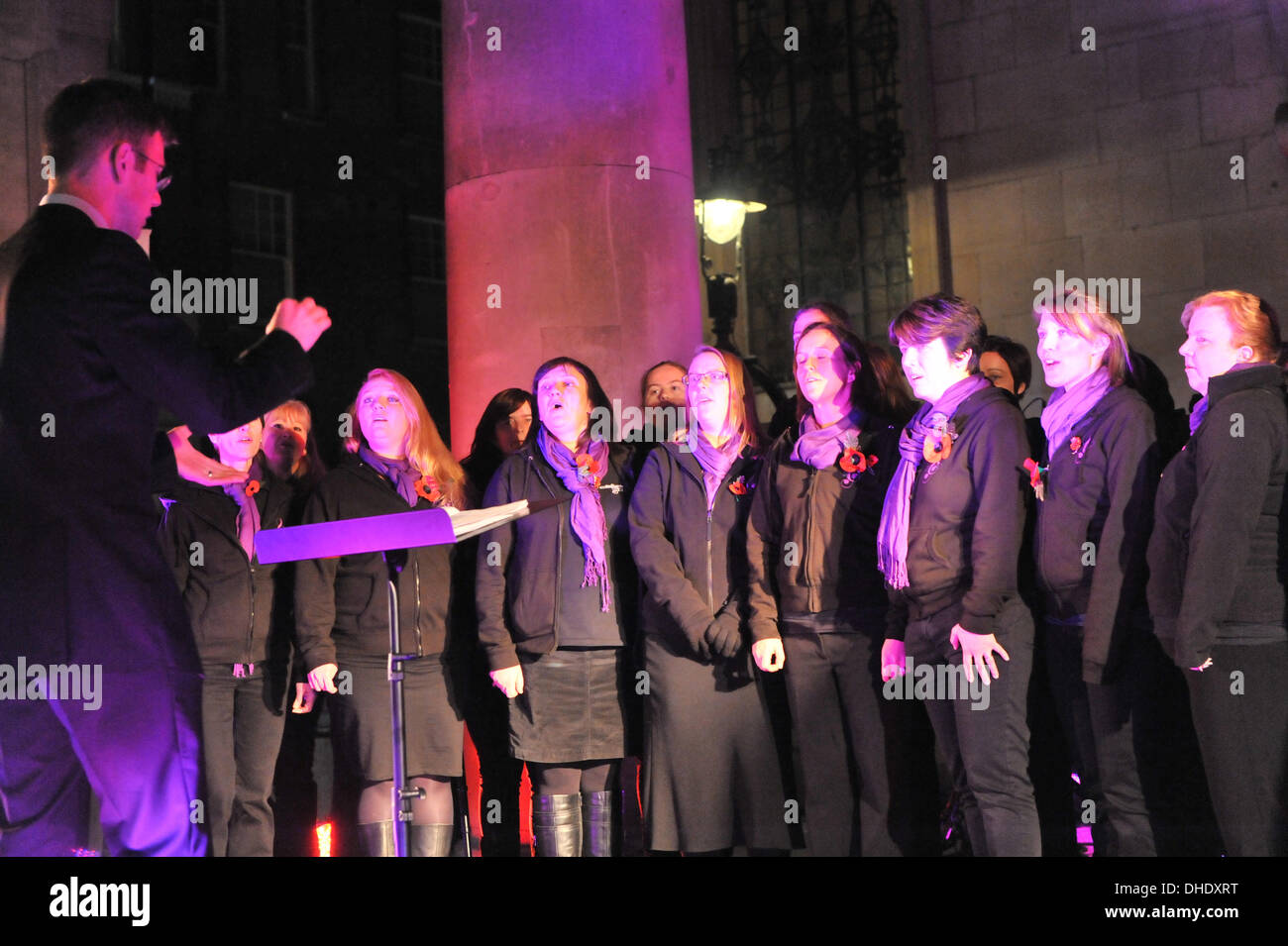 Covent Garden, London, UK. 7. November 2013. Ein Damen Chor in Covent Garden für den Mohn Appell zugunsten der British Legion auf London Poppy Day. Bildnachweis: Matthew Chattle/Alamy Live-Nachrichten Stockfoto