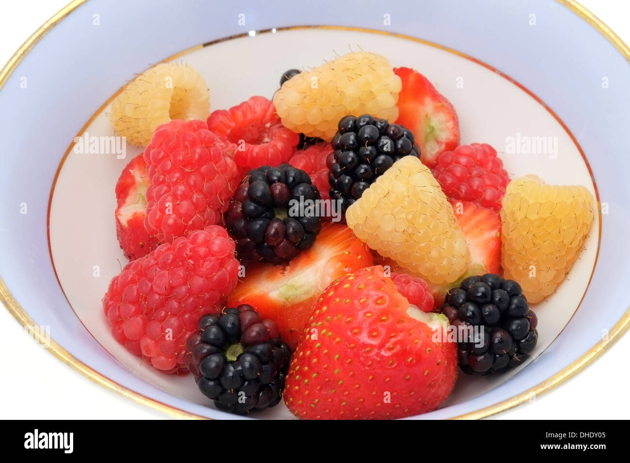 Eine Schüssel mit gemischten Beeren - Erdbeeren, Brombeeren und Himbeeren Stockfoto