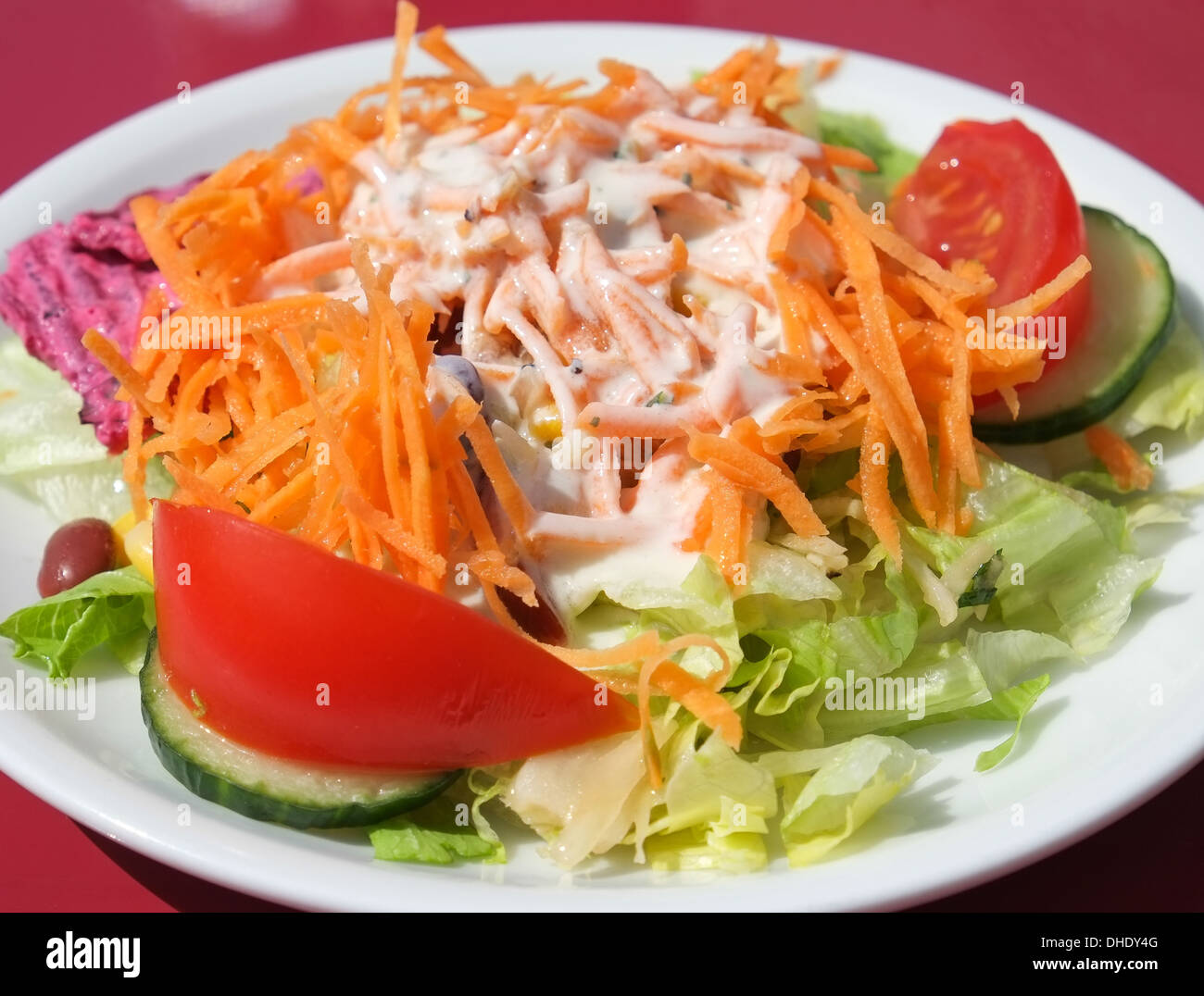 Seite Teller mit gemischtem Salat Stockfoto