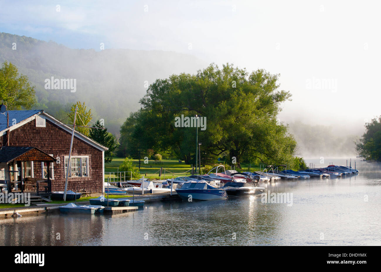 Boote In den frühen Morgennebel; North Hatley, Quebec, Kanada Stockfoto