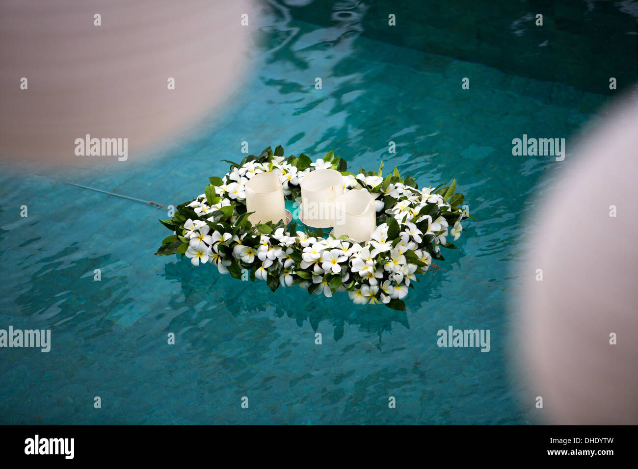 Schwimmende Kerze Dekoration Blumen Pool Dekor dekorative Wasser blau weißen Hochzeitsfeier ziehen Ehe drei fun-Design Stockfoto