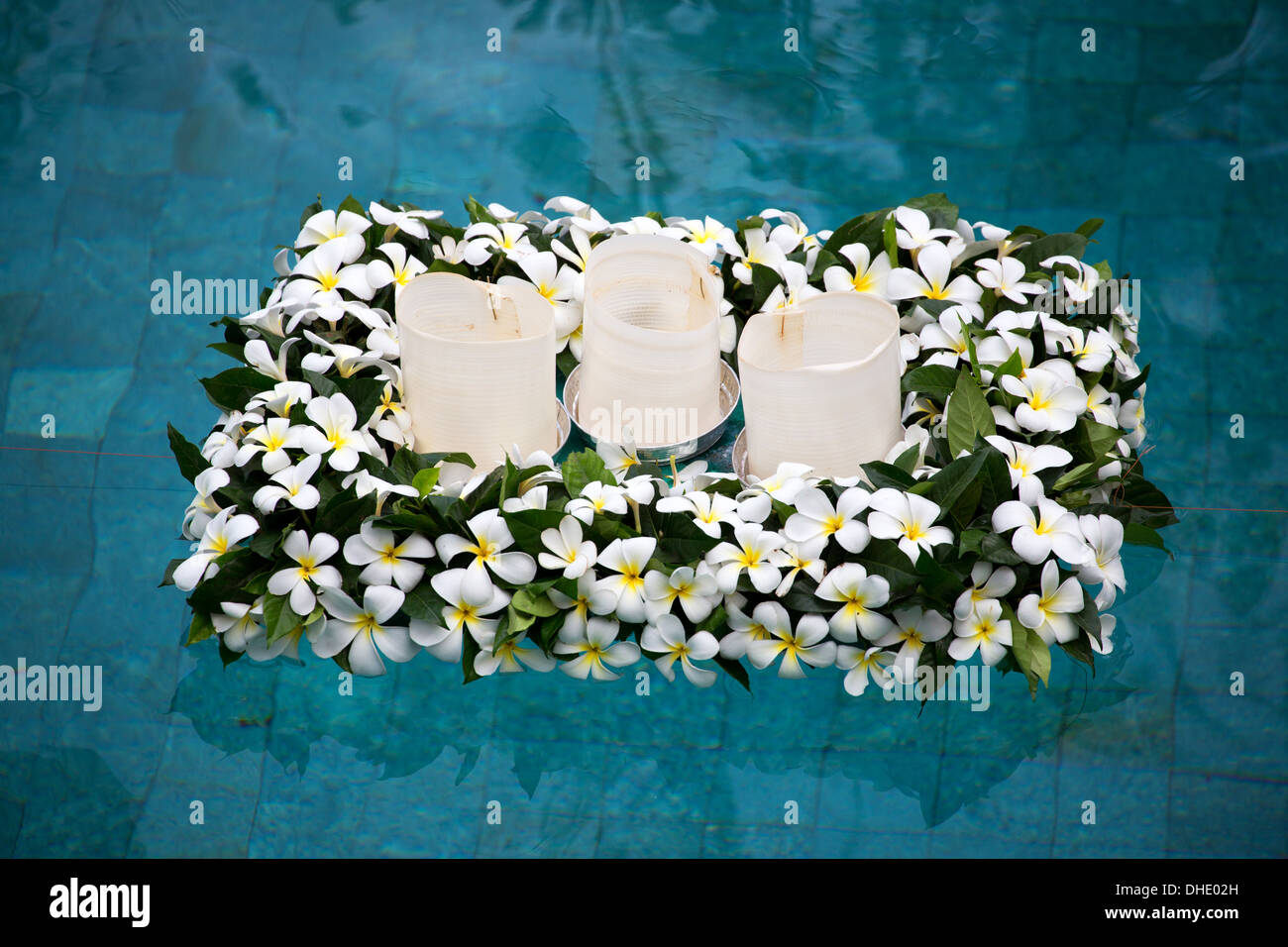 Schwimmende Kerze Dekoration Blumen Pool Dekor dekorative Wasser blau weißen Hochzeitsfeier ziehen Ehe drei fun-Design Stockfoto