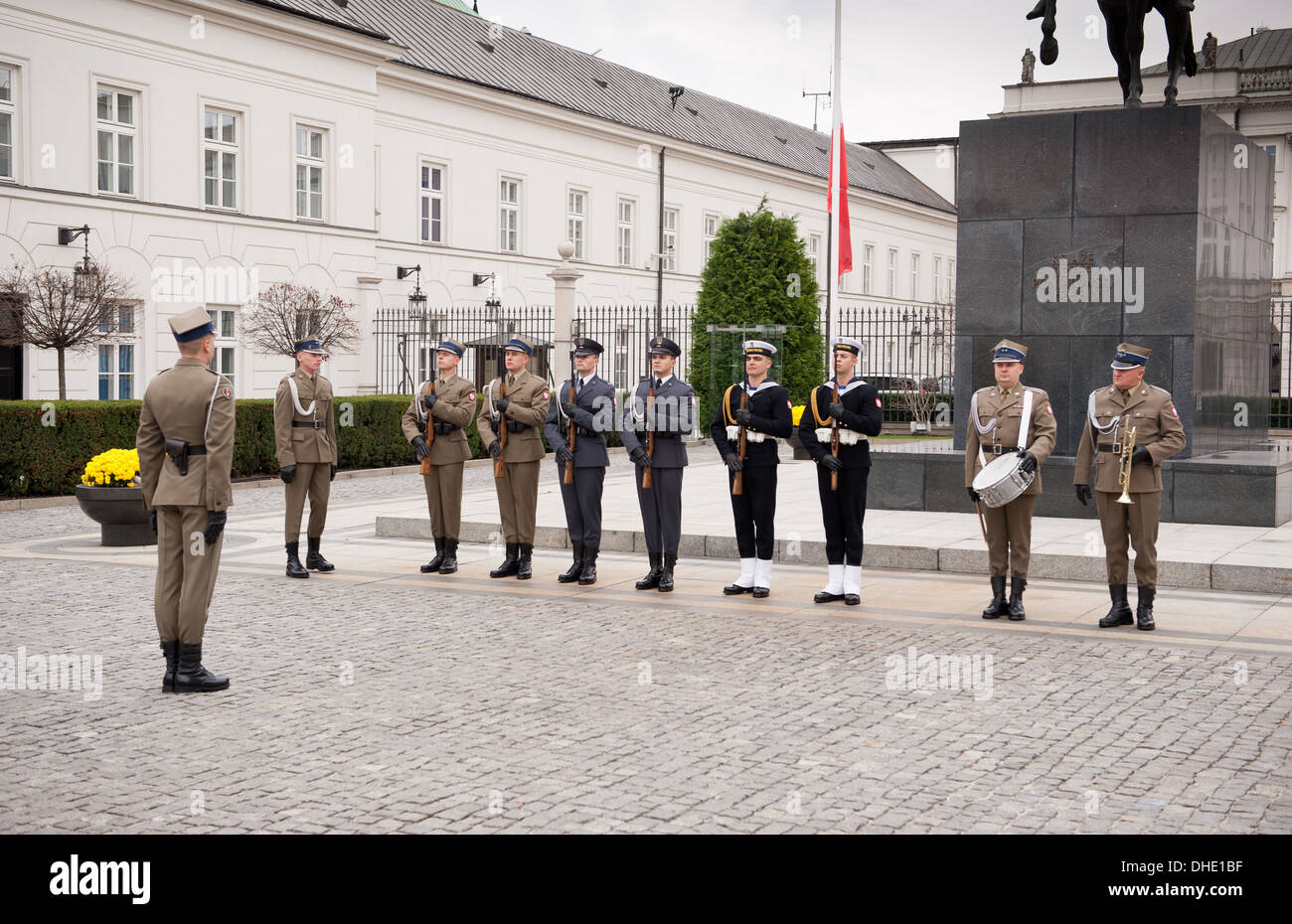 Armee vor Präsidentenpalast in Warschau Stockfoto