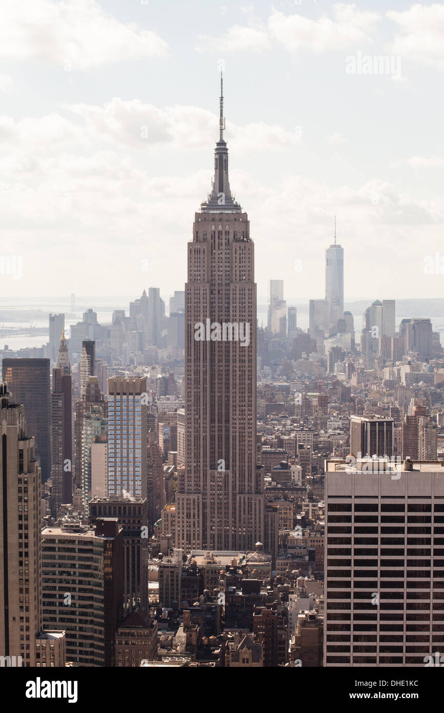 Blick auf das Empire State Building und Manhattan vom Top of the Rock, Rockefeller Center, New York City, Vereinigte Staaten von Amerika Stockfoto