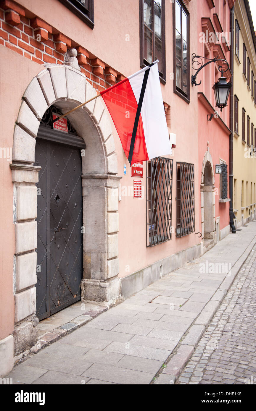 Trauer um polnische Flagge in den Türen des Gebäudes Stockfoto