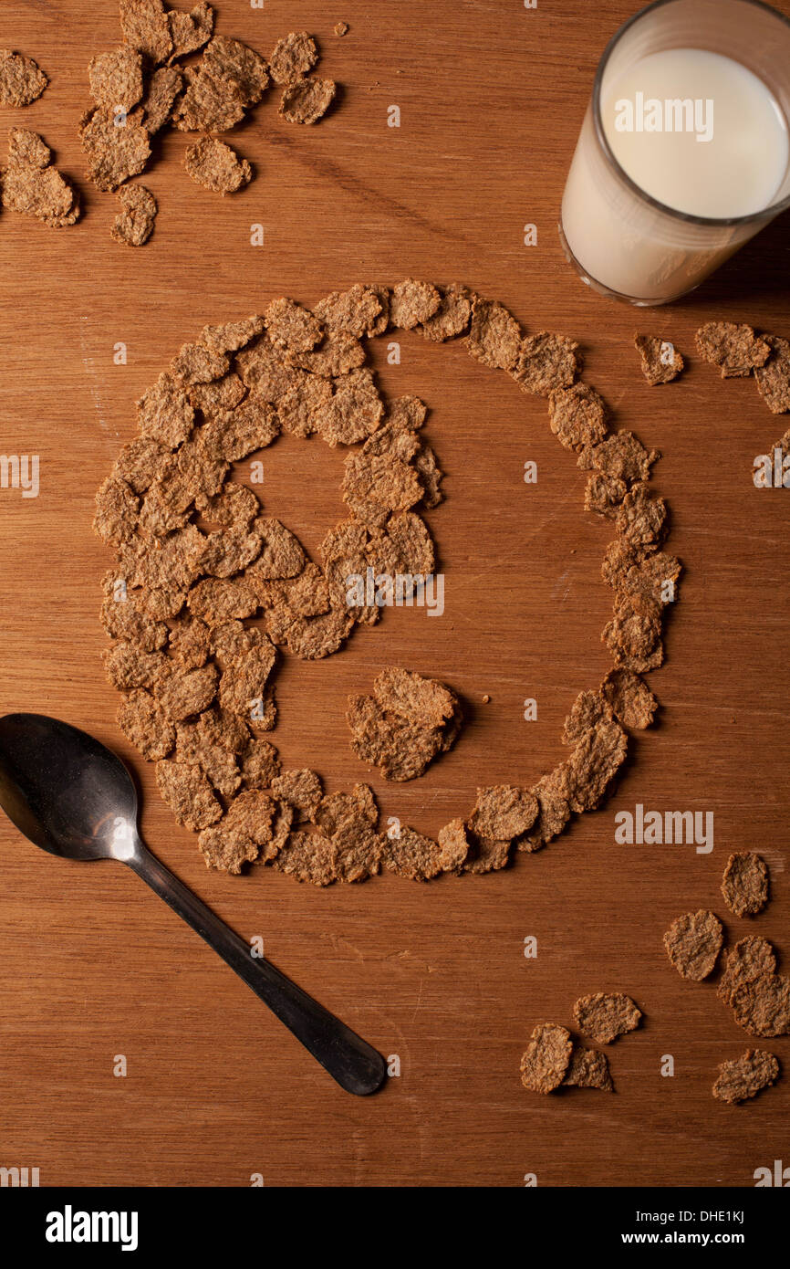 Cornflakes mit Milch und den Löffel in das Ying Yang Geist Thema. Stockfoto