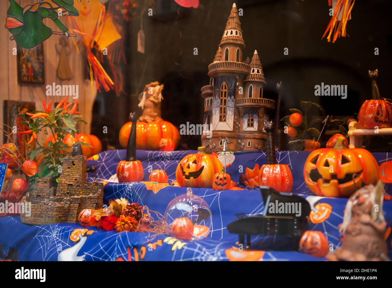 Kürbisse und Schloss im Shop Fenster Exposition Stockfoto