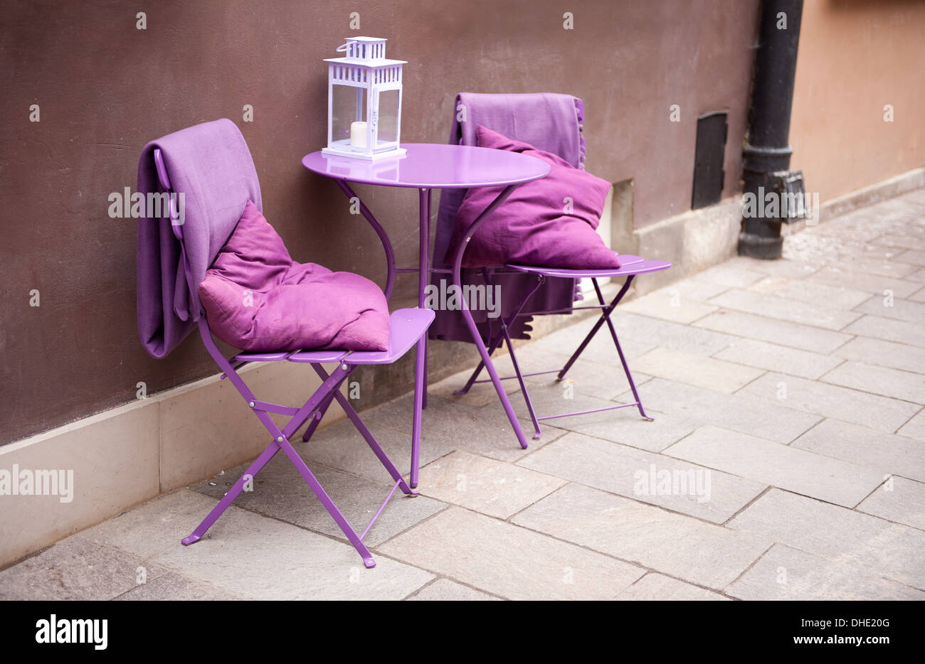Deuce und Lavendel Kissen auf Stühlen Stockfoto