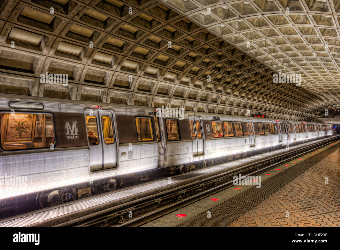 Ein u-Bahn-Zug bereitet sich auf die Farragut West Station der Washington DC Metro fahren. Stockfoto