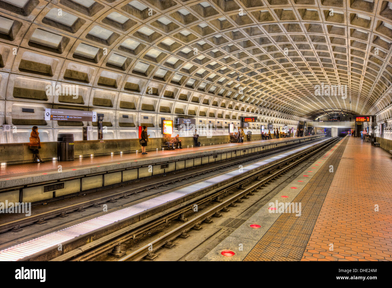 Passagiere warten auf den nächsten Zug, der Farragut West Station der Washington DC Metro zu erreichen. Stockfoto