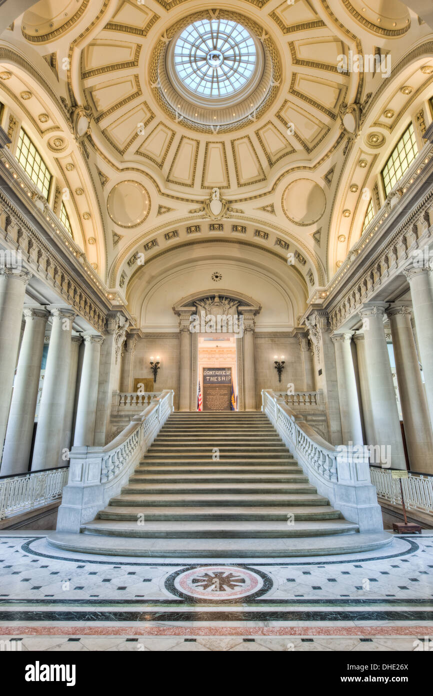 Die Treppe zum Memorial Hall in Bancroft Halle befindet sich an der US Naval Academy in Annapolis, Maryland. Stockfoto