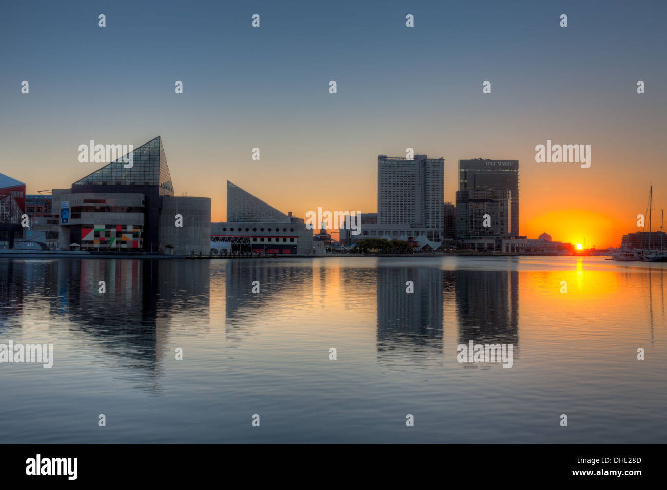 Die aufgehende Sonne bringt einen neuen Tag zu den Gewässern des Flusses Patapsco und Inner Harbor in Baltimore, Maryland. Stockfoto