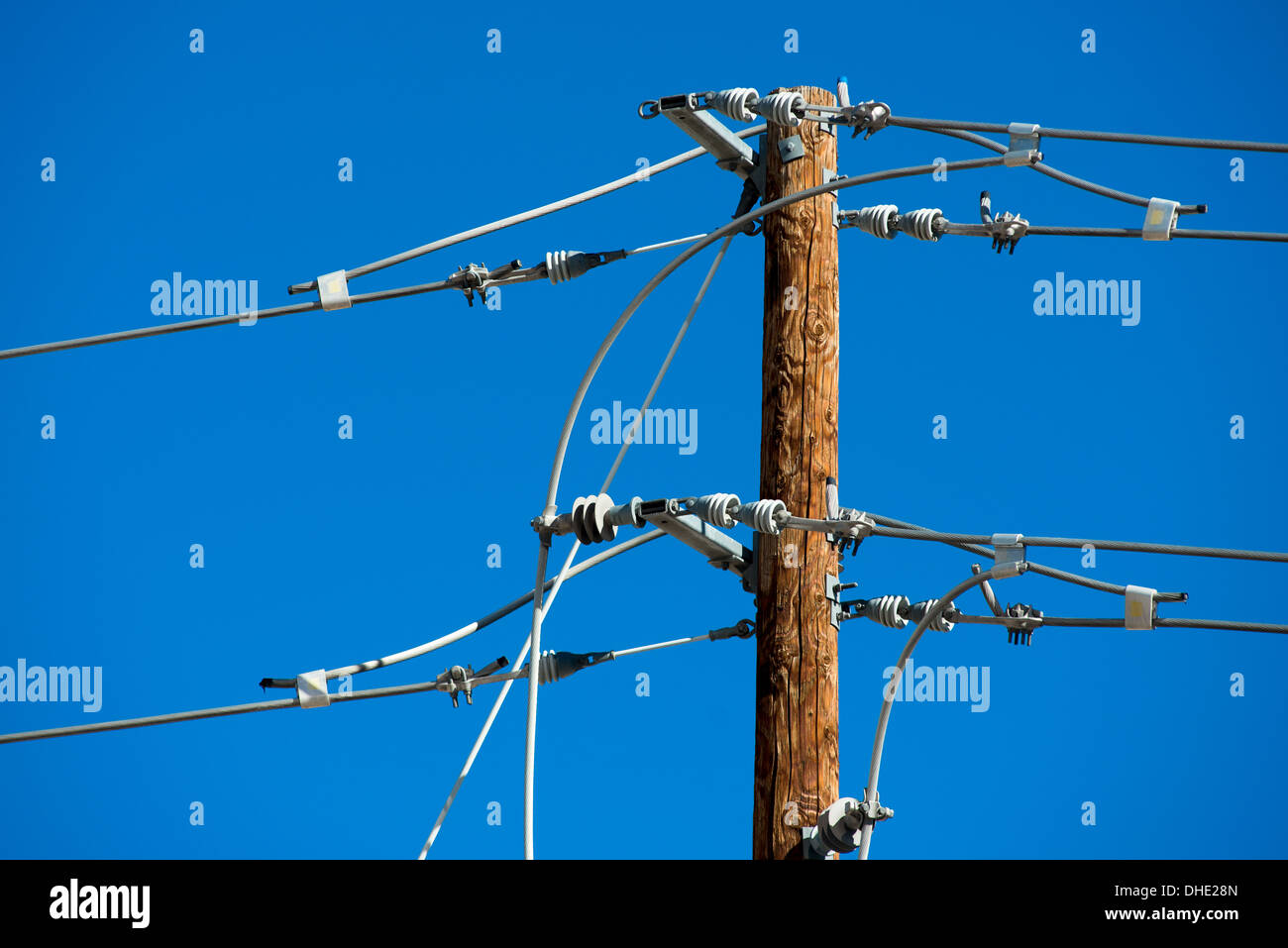 Detailliertes Bild der elektrischen Leitungen und Anschlüsse auf einem hölzernen Pfosten Stockfoto