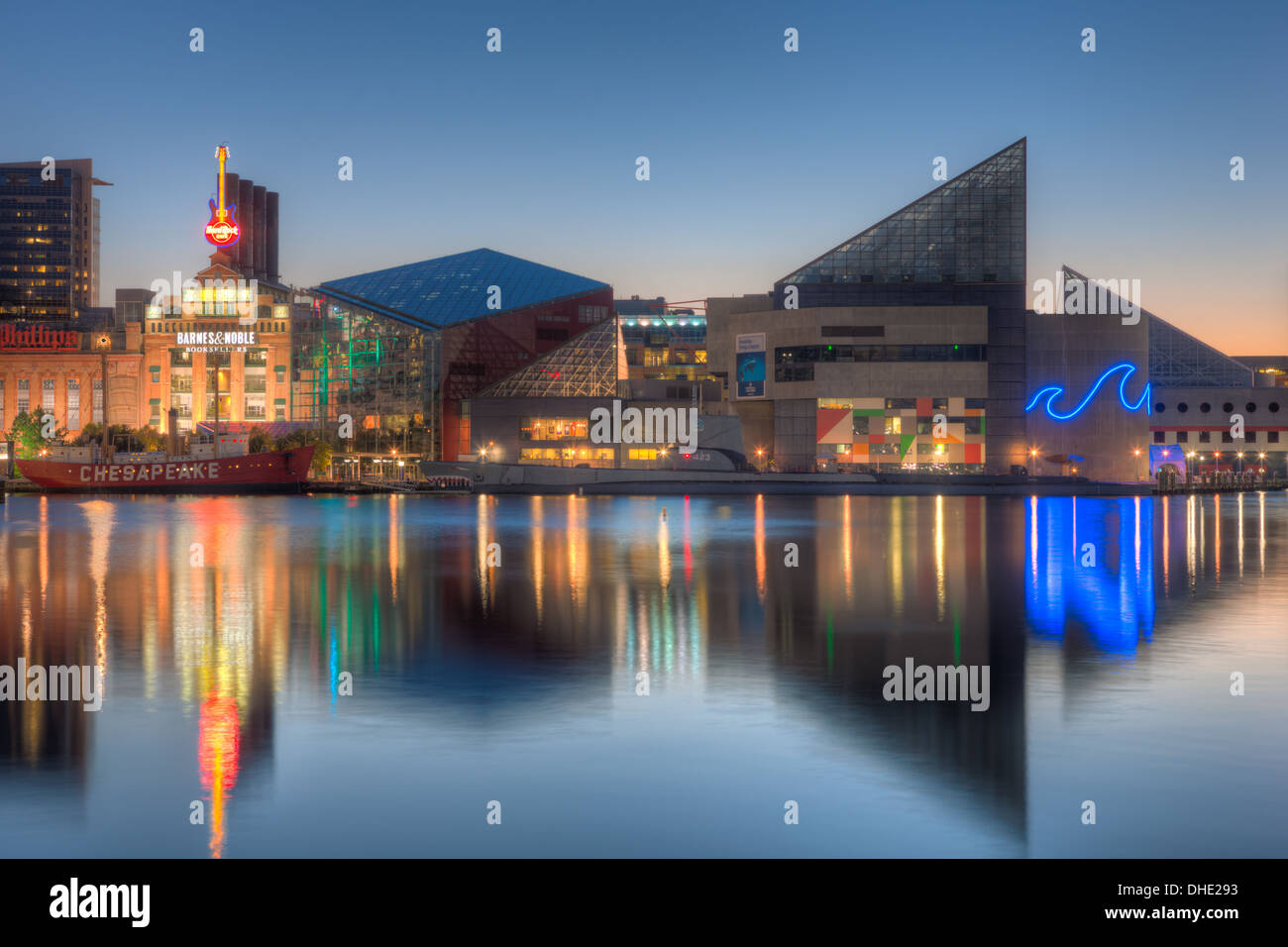 Das National Aquarium spiegelt sich in den Gewässern der Innenhafen während der letzten Stunde vor Sonnenaufgang in Baltimore, Maryland. Stockfoto