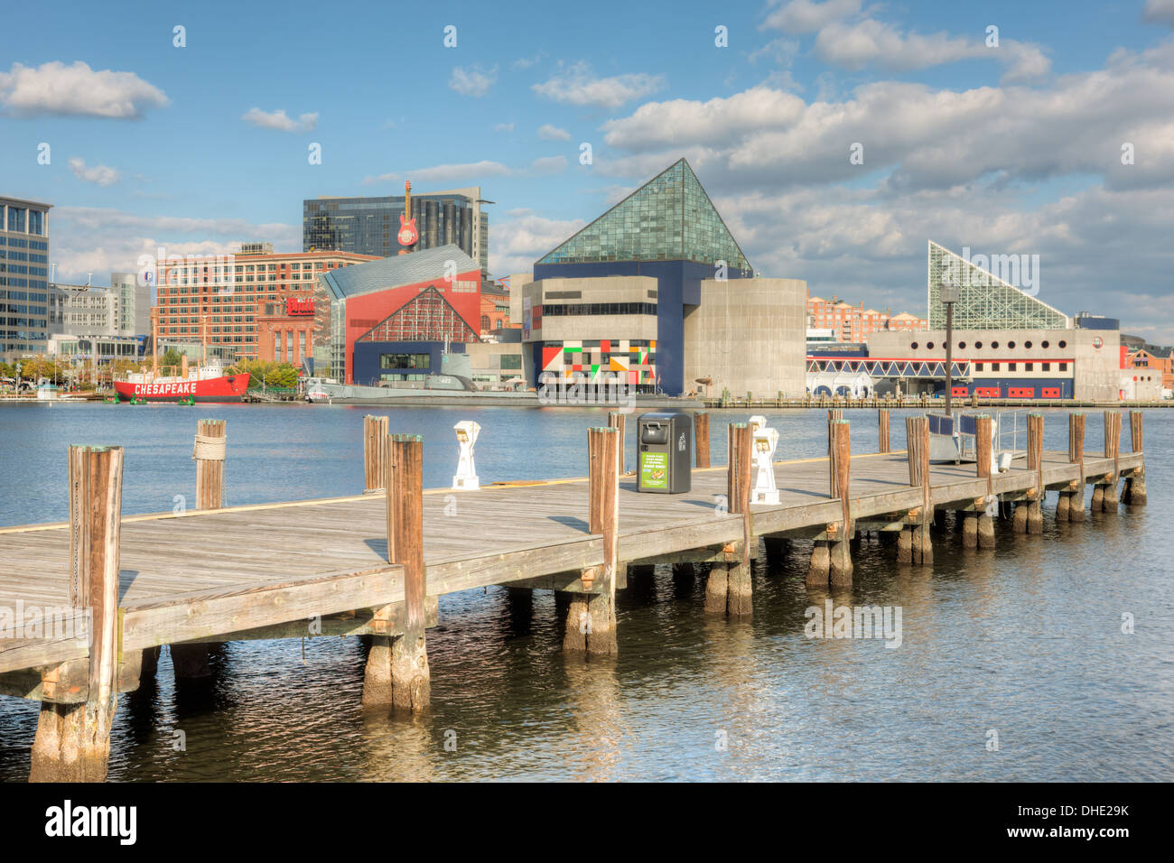Ein Blick auf das National Aquarium, Baltimore bei teilweise bewölktem Himmel in Baltimore, Maryland. Stockfoto