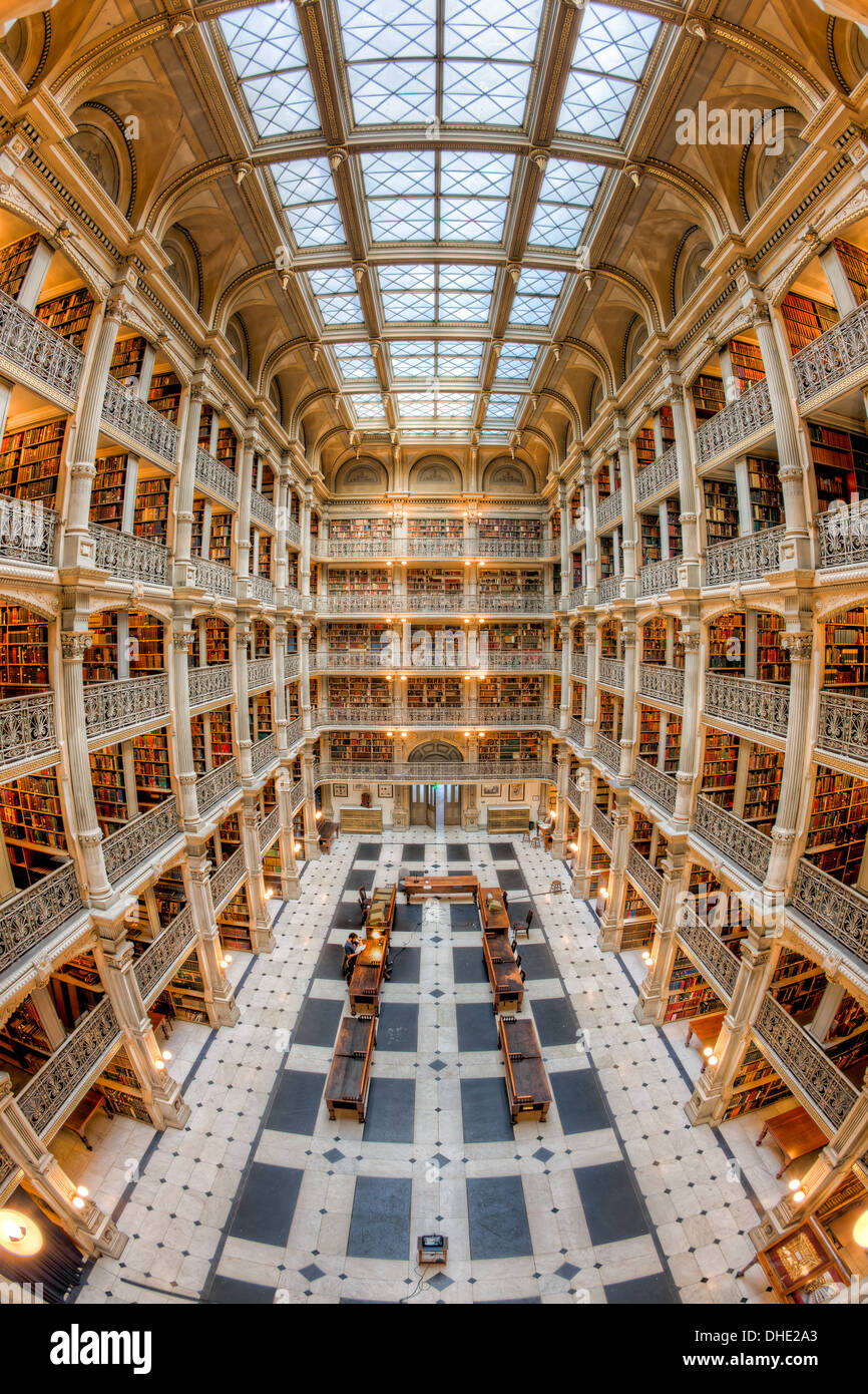 Das schöne Interieur des George Peabody Bibliothek, ein Teil der Johns Hopkins University in Baltimore, Maryland. Stockfoto