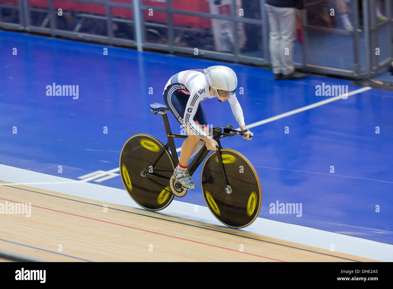 Laura Trott an der UCI Track Cycling World Cup Manchester Reiten zu einem Goldmetall in Womens Omnium. Stockfoto
