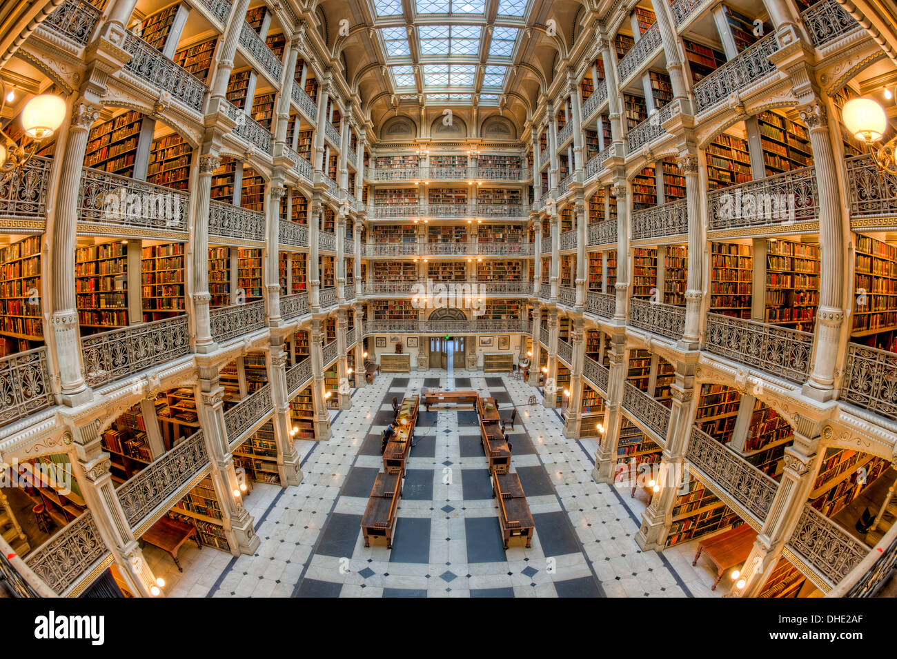 Das schöne Interieur des George Peabody Bibliothek, ein Teil der Johns Hopkins University in Baltimore, Maryland. Stockfoto