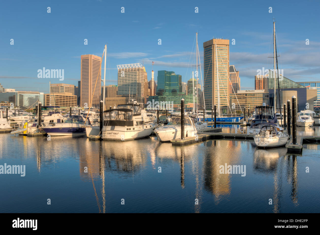 Skyline von Baltimore, einschließlich der Transamerica Tower und World Trade Center, spiegelt sich in den Gewässern der Innenhafen. Stockfoto