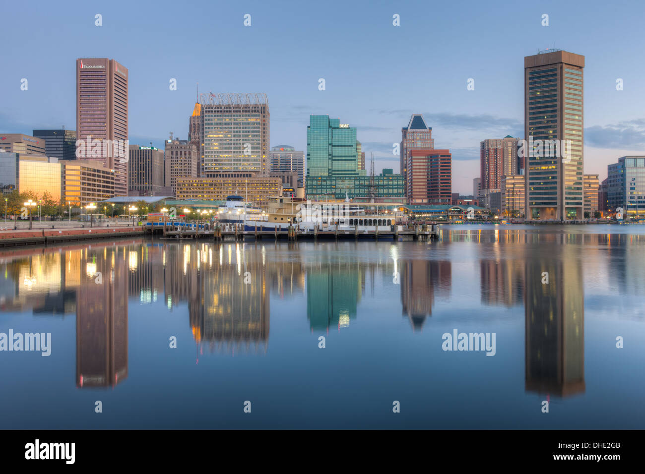 Skyline von Baltimore in der Morgendämmerung, einschließlich der Transamerica Tower und World Trade Center, spiegelt sich in den Gewässern der Innenhafen. Stockfoto