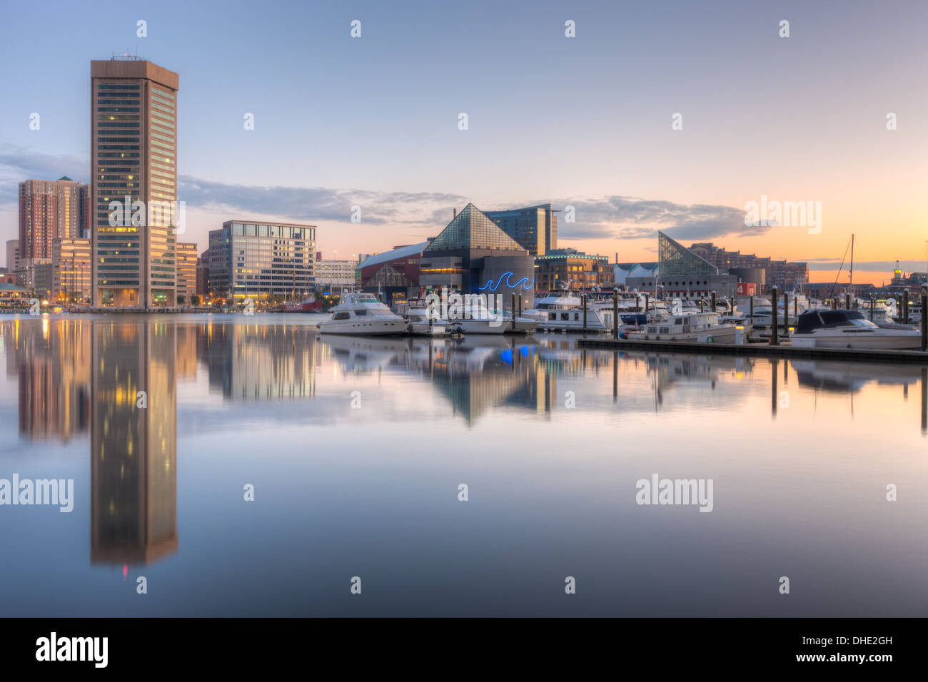 Skyline von Baltimore in der Morgendämmerung, einschließlich des World Trade Center und National Aquarium, spiegelt sich in den Gewässern der Innenhafen. Stockfoto